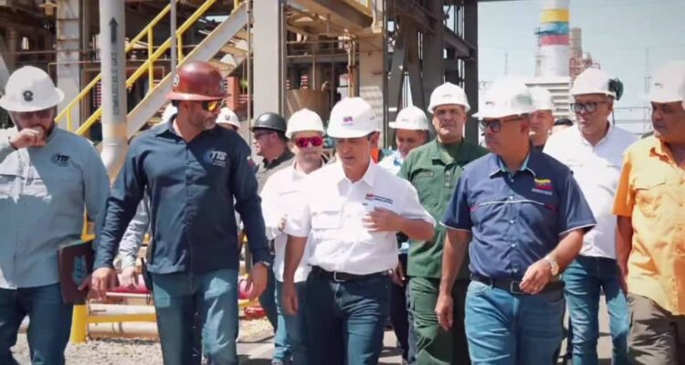 Vicepresidente sectorial de Obras Públicas y ministro de Energía Eléctrica inspeccionan planta TZ1 en Zulia 1 viceministros