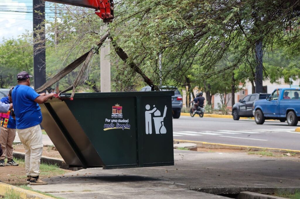 Alcaldía de Maracaibo desplegó 20 nuevos contenedores en sitios estratégicos de la ciudad 2 WhatsApp Image 2026 07 28 at 12.10.27 PM 1