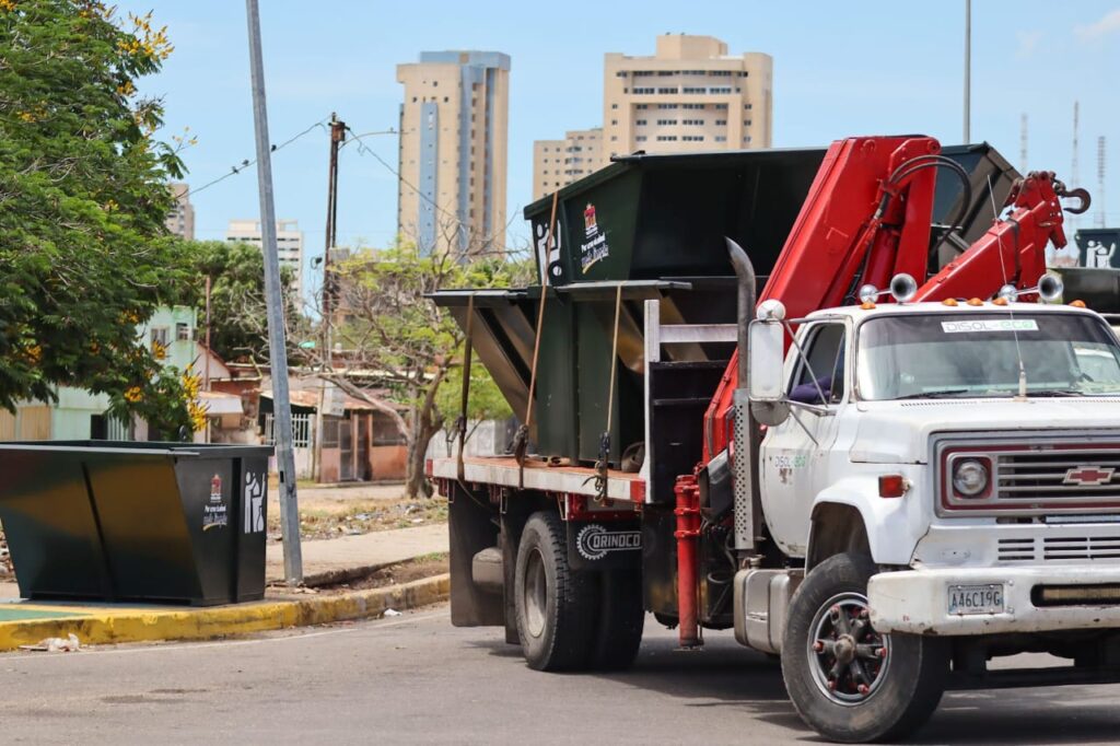 Alcaldía de Maracaibo desplegó 20 nuevos contenedores en sitios estratégicos de la ciudad 3 WhatsApp Image 2026 07 28 at 12.10.28 PM 1