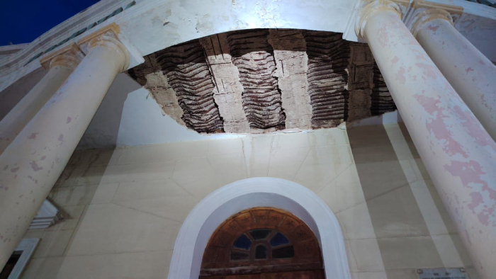 Murió hombre tras desplomarse parte de la estructura en el antiguo Hospital Central de Maracaibo 2 area del revistimiento que cayo