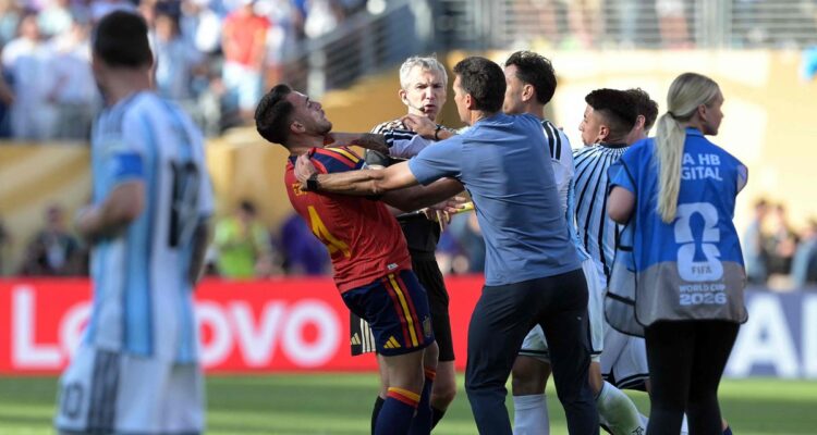 FIFA anunció sanciones a futbolistas tras altercado en la final del Mundial 1 Fifa