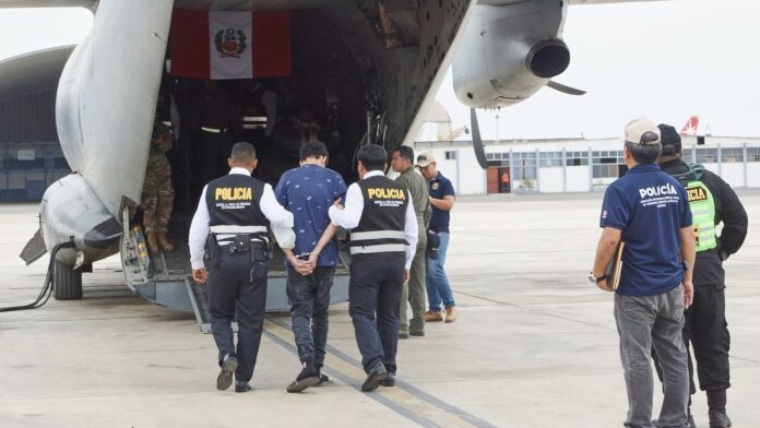 Tres miembros del Tren de Aragua fueron expulsados de Perú tras cumplir condena de 8 años 2 1425155 gobierno dispone vuelo fap para repatriar connacionales afectados por terremoto en venezuela 2 696x392 1