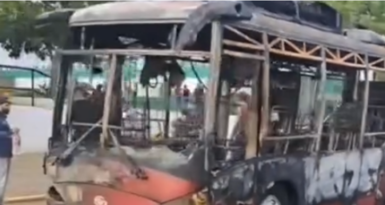 Chofer «heroico» sacó autobús en llamas del Puente sobre el Lago 1 Autobus