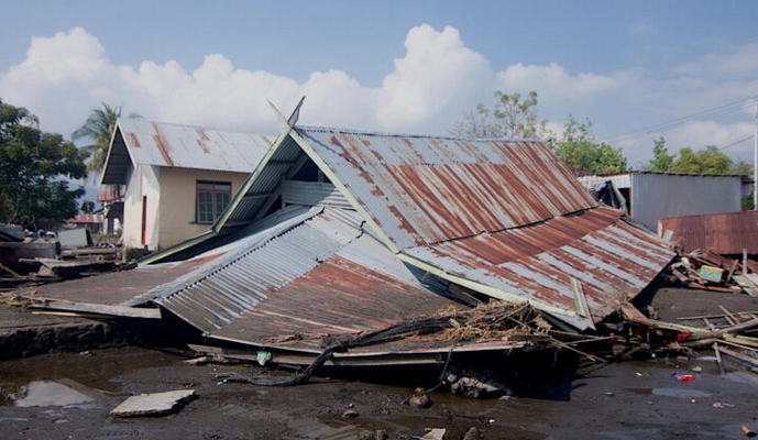 El terremoto de 7.7 en Indonesia ya deja mas de 50 muertos. Han habido 341 réplicas 1 terremoto
