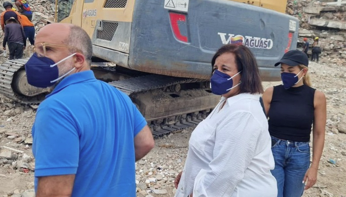 Dinorah Figuera y dos exdiputados del 2015 visitaron zona de terremotos en La Guaira 1 Dinorah Figuera