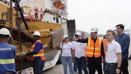 Estados Unidos entregó a Venezuela 20 máquinas pesadas para remover escombros tras sismos 2 Máquina