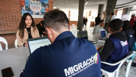 Estas son las cuatro opciones que tienen los venezolanos que se quieren quedar en Colombia 2 Venezolanos
