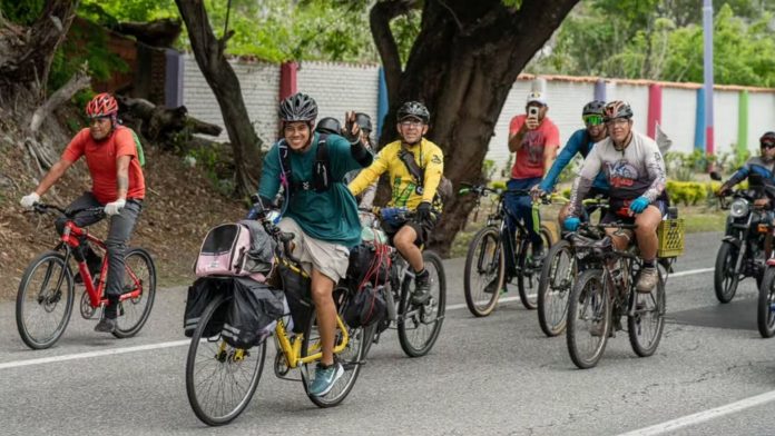 De Ciudad Ojeda a La Gran Sabana: Miltico cruzó Venezuela en bicicleta por un sueño junto a su perrita Lara 4 Miltico 696x392 1