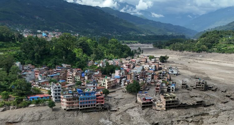 ¡Videos impresionantes! Inundaciones repentinas arrasaron zonas en Nepal 1 Nepal