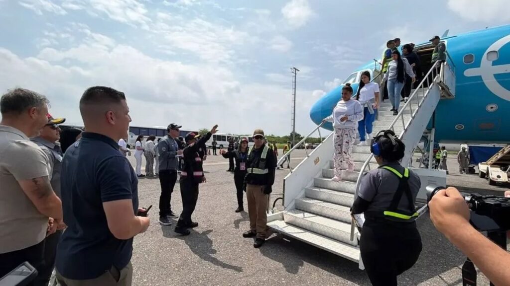 Llegó el primer vuelo con deportados de EE. UU. después de los terremotos 2 Regreso de venezolanos