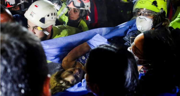 Rescataron con vida a una mujer atrapada 35 horas bajo las ruinas de un hotel en Colombia 1 Mujer