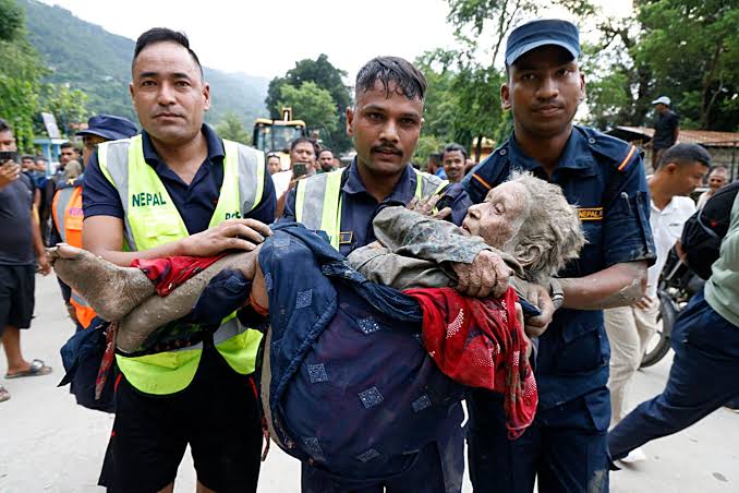 Nepal: reportan 270 muertos y 1.300 desaparecidos. Resumen de la situación 2 Rescate en Nepal