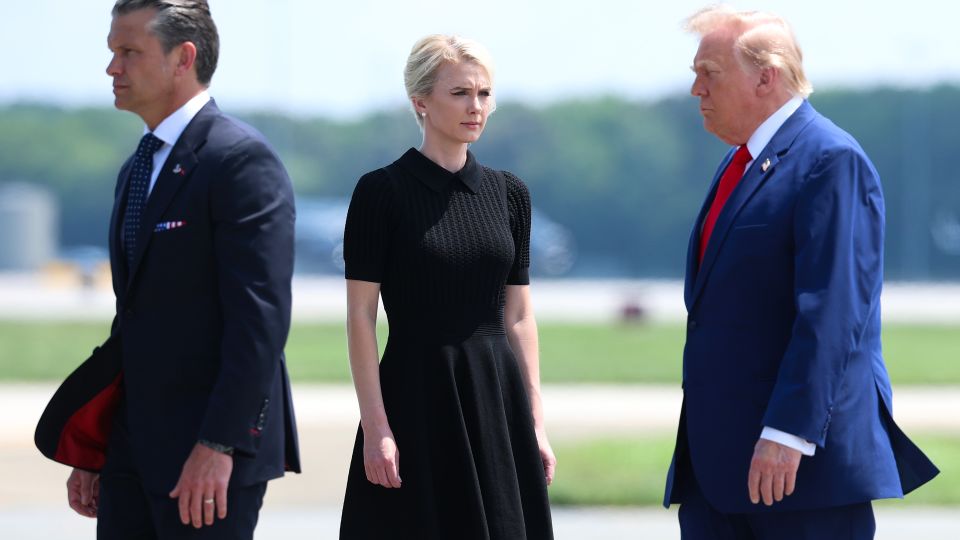 Esta es Natalie Harp, la mano derecha de Trump y en candente polémica por su cercanía con el presidente de EE. UU. 3 Trump 1