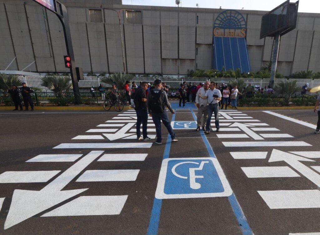 Alcalde Di Martino inaugurando el nuevo paso peatonal en Galerías: la ciudad será modelo humanista de modernización vial 2 WhatsApp Image 2026 08 04 at 11.22.35 AM