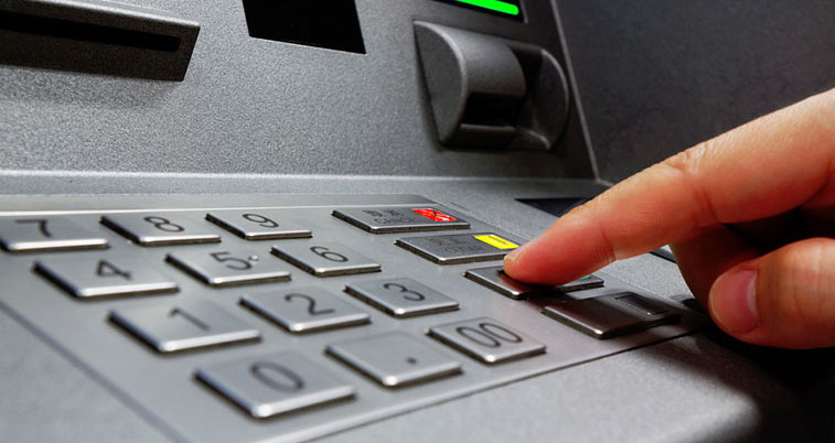 Aumentaron las comisiones bancarias por usar pago móvil, cajeros y puntos de venta 2 cajeros