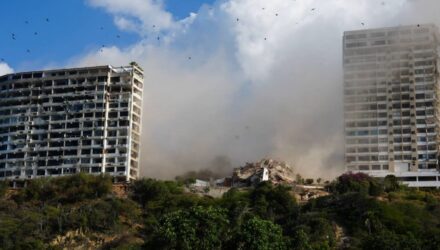 Realizaron la demolición controlada del edificio Samantha A en La Guaira por daños irreversibles tras los sismos 2 Demolición