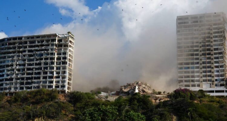 Realizaron la demolición controlada del edificio Samantha A en La Guaira por daños irreversibles tras los sismos 1 Demolición