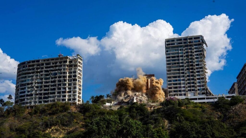 Realizaron la demolición controlada del edificio Samantha A en La Guaira por daños irreversibles tras los sismos 2 demolicion 3 1200x675 1