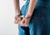 ¡Dos santicas, pues! Mujeres fingieron amistad con comerciante para luego extorsionarlo 7 stock photo cropped view handcuffed woman blue jeans isolated white human rights