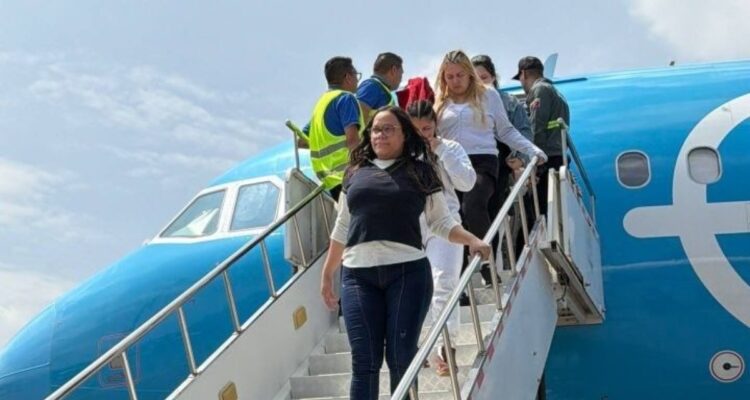 Llegó el primer vuelo con deportados de EE. UU. después de los terremotos 1 Vuelo