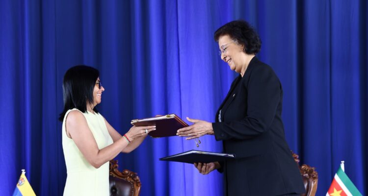 Venezuela y Surinam firmaron acuerdos en diversas áreas como energía, comercio y transporte 1 Venezuela