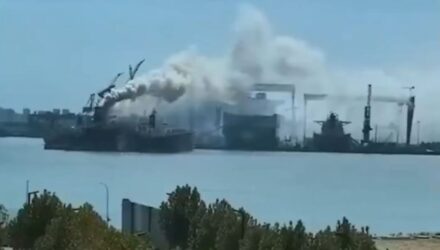 Al menos 25 muertos dejó incendio de un carguero extranjero en el este de China 2 Incendio