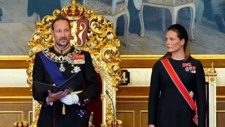 El rey Haakon VIII juró lealtad a la Constitución ante el Parlamento noruego 1 Rey