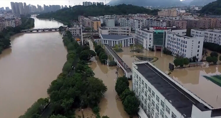 Lluvias dejaron un desaparecido y casas derrumbadas en China 1 Lluvia