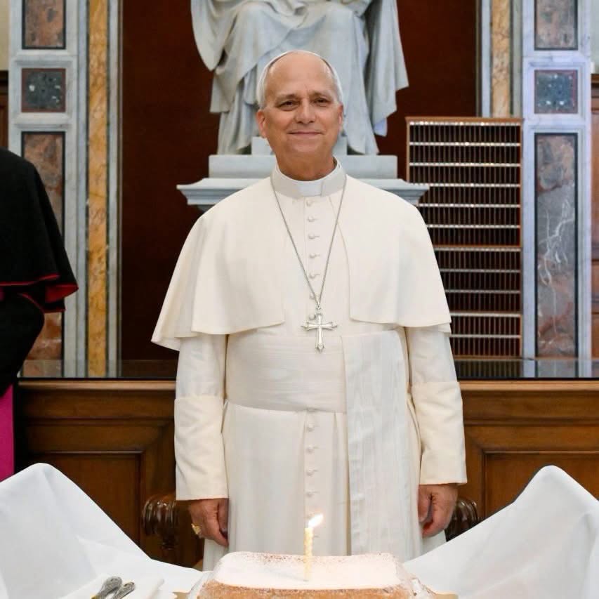 El papa León XIV cortó la torta de su cumpleaños 71 2 Torta papa