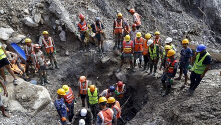 Rescatistas en Nepal avanzaron 80 metros en un túnel en el que podría haber supervivientes 2 Nepal