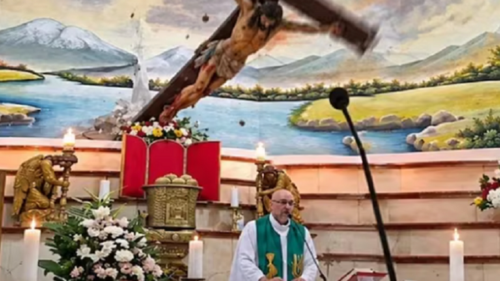 Investigan qué provocó la caída de la cruz que causó muerte del sacerdote en Ecuador 2 1sacerdote