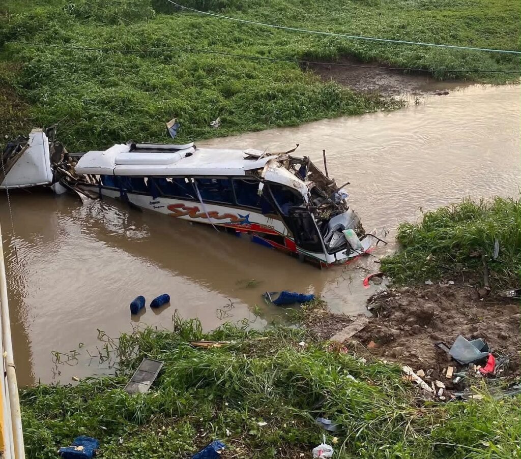 El bus de la agrupación del popular vallenatero Kbeto Zuleta sufrió un accidente de transito y hay dos muertos y más de 20 heridos 2 Accidente bus Kbeto Zuleta en Ariguan 1i 1024x903 1