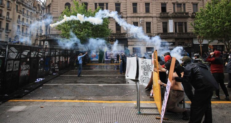 Marcha universitaria culminó en disturbios en Buenos Aires 1 Marcha