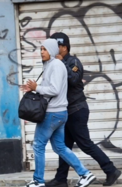 PNB fue detenido en pleno intento de robo y toma de rehén. ¡Portaba su uniforme de reglamento! (Hay video) 2 Captura de pantalla 2026 10 20 a las 8.03.27 a. m
