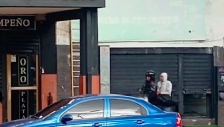 PNB fue detenido en pleno intento de robo y toma de rehén. ¡Portaba su uniforme de reglamento! (Hay video) 2 Captura de pantalla 2026 10 20 a las 8.04.30 a. m