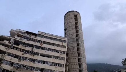 Siguen recuperando cuerpos en La Guaira 1 Cuerpos