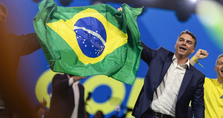 Veamos quién es Flávio Bolsonaro, el que podría ser el próximo presidente de Brasil 1 Bolsonaro