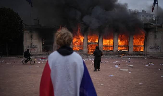Francia tuvo que decretar toque de queda para intentar frenar la violencia de las protestas 1 Francia protesta