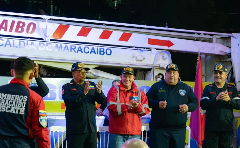 Bomberos de Maracaibo recibieron ascensos, reconocimientos y dotación de uniformes 6 IMG 20261021 WA0050