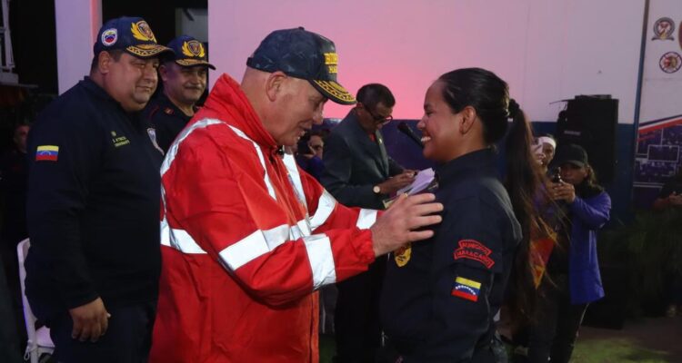 Bomberos de Maracaibo recibieron ascensos, reconocimientos y dotación de uniformes 1 Bomberos