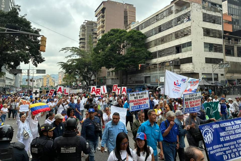 Varios gremios anuncian paros tras anuncio de que mejoras laborales se pospusieron hasta el 2027 2 Protesta Miraflores salarios pensiones