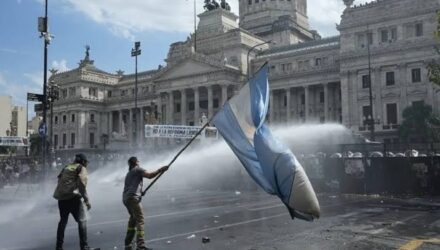 Gobierno de Milei planea recortar otros 20.000 empleos públicos y desata protesta sindical 3 Gobierno