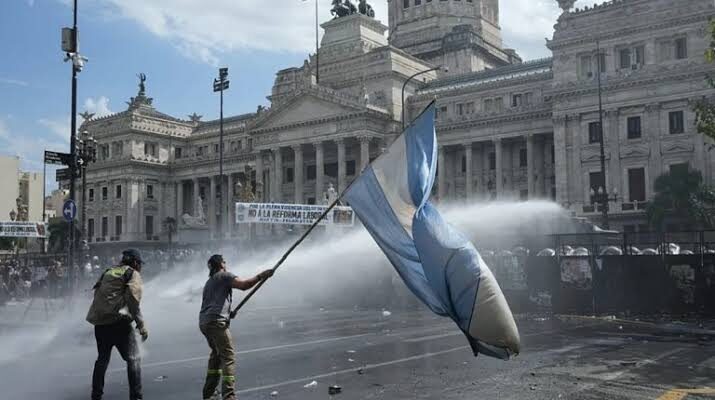 Gobierno de Milei planea recortar otros 20.000 empleos públicos y desata protesta sindical 1 Gobierno