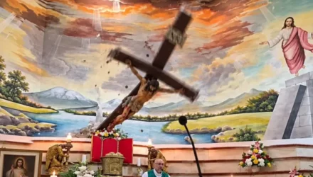 Murió un sacerdote al caerle una cruz en una misa en Ecuador (+Video) 2 Sacerdote
