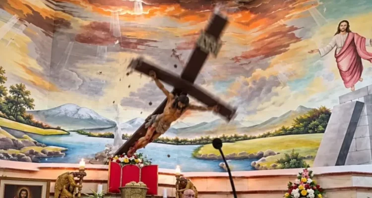 Murió un sacerdote al caerle una cruz en una misa en Ecuador (+Video) 1 Sacerdote