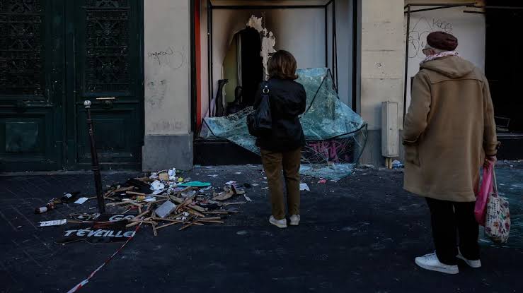 Francia tuvo que decretar toque de queda para intentar frenar la violencia de las protestas 3 Saqueos en Francia