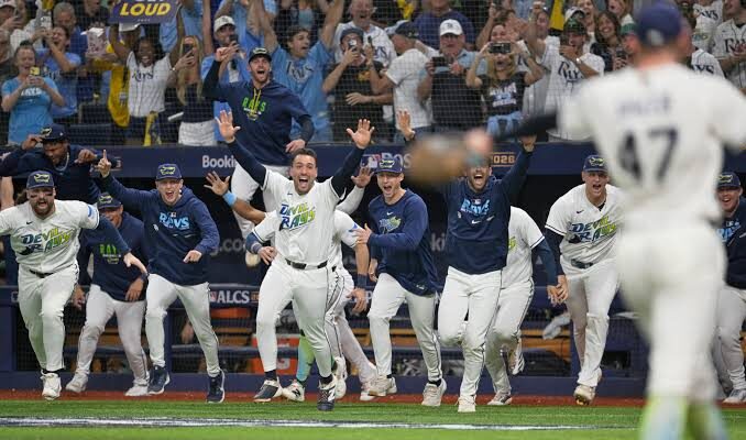 Tampa Bay consiguió el título de la Liga Americana y se citó con Milwaukee en la Serie Mundial 1 Tampa