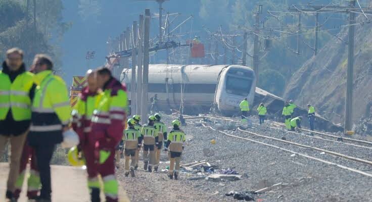 Subió a 74 los fallecidos por el accidente de trenes en España 1 Trenes