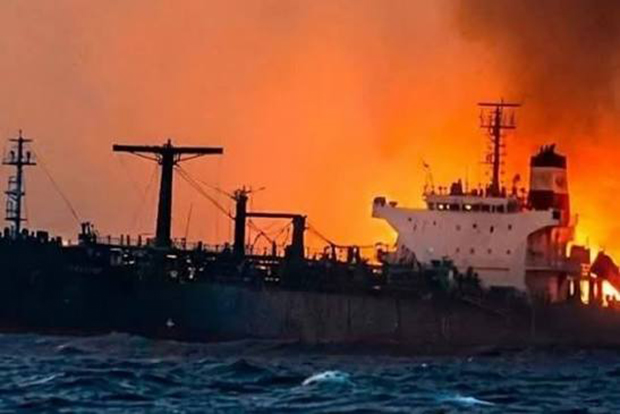 Varios petroleros arden en Ormuz tras chocar con minas