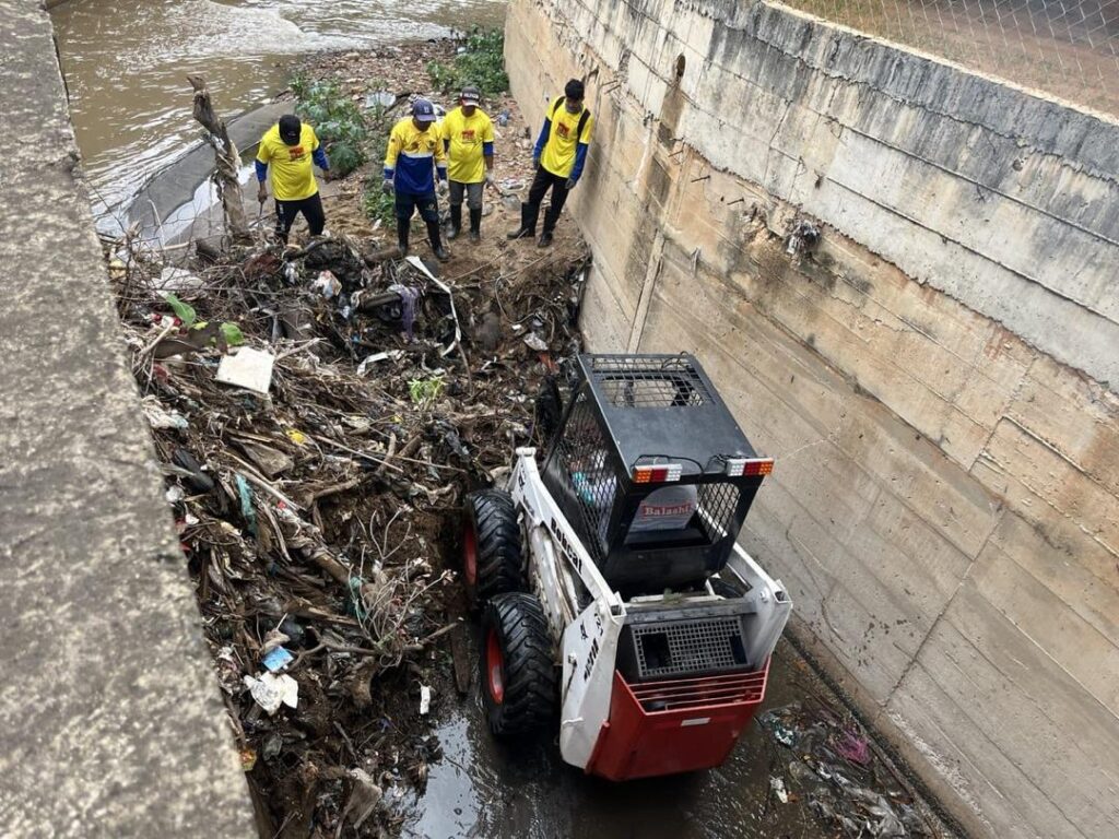 Alcalde Di Martino: Se logró controlar desbordamiento de Cañada Morillo en tramo El Varillal 5 WhatsApp Image 2026 10 28 at 10.32.39 AM